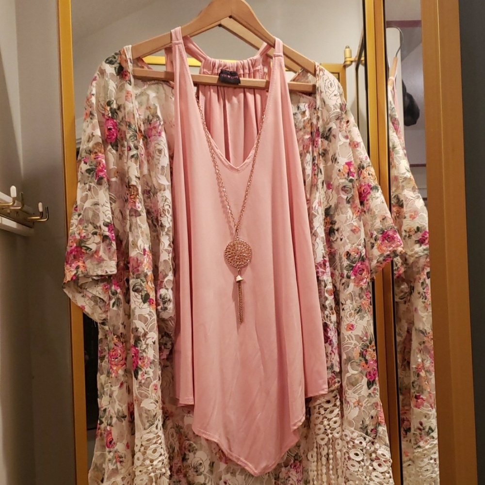 Cute tank top with gold necklace